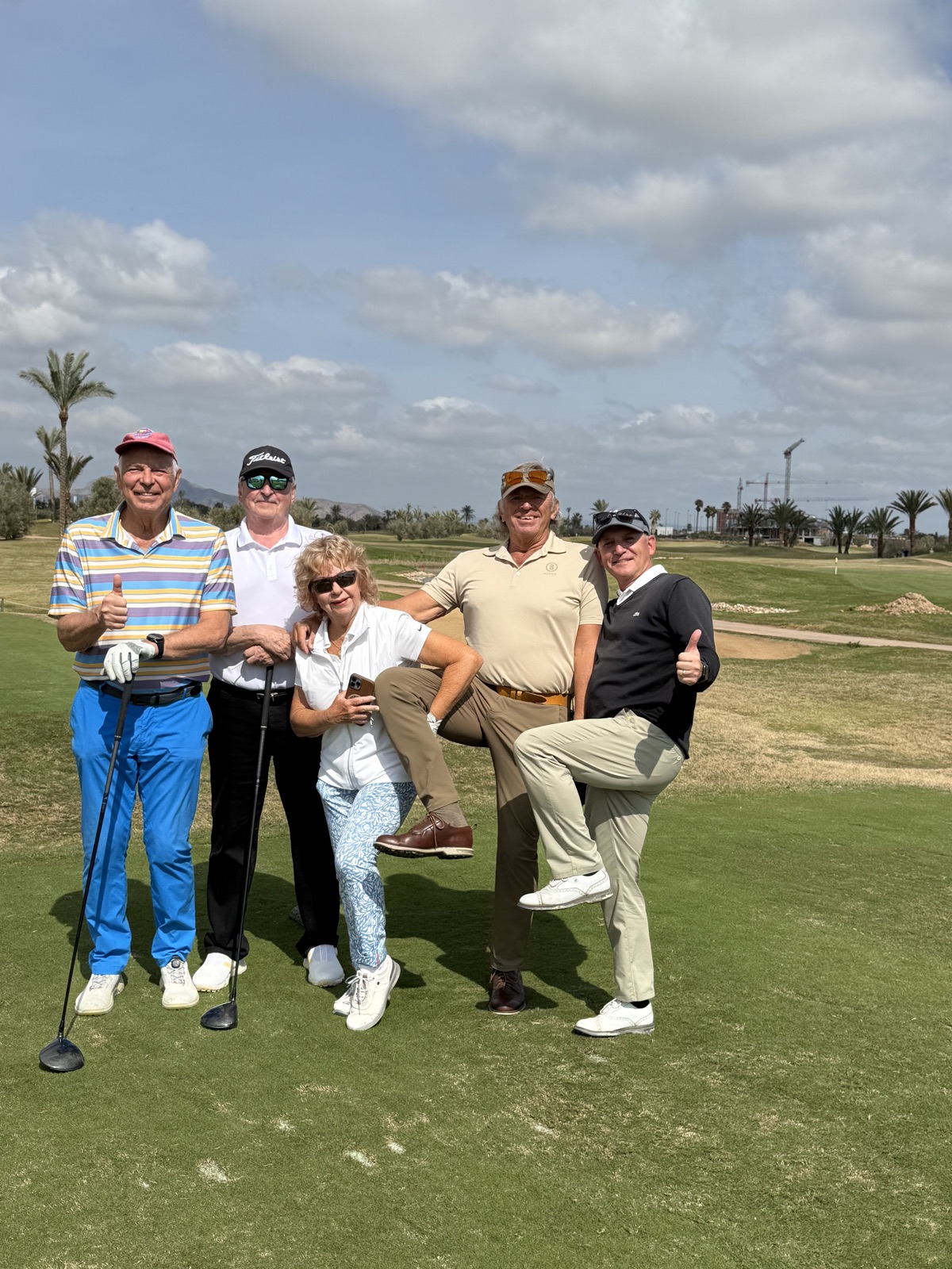 Gut gelaunte Golfgruppe auf dem Platz in Spanien
